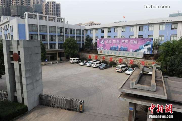 長(zhǎng)沙市坪塘勞動(dòng)教養(yǎng)管理所采購(gòu)我公司定制生產(chǎn)的11KW二用一備自來(lái)水加壓泵站一套，本設(shè)備供水范圍為5公里，供水人數(shù)為3600人，目前本自來(lái)水加壓泵站運(yùn)行平穩(wěn)，高效節(jié)能，受到了管理所的一致好評(píng)！